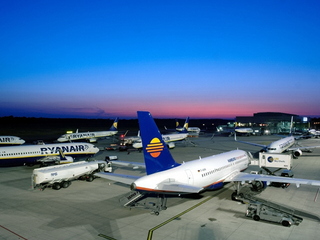Ryanair-Flugzeuge auf dem Rollfeld des Airports Weeze
